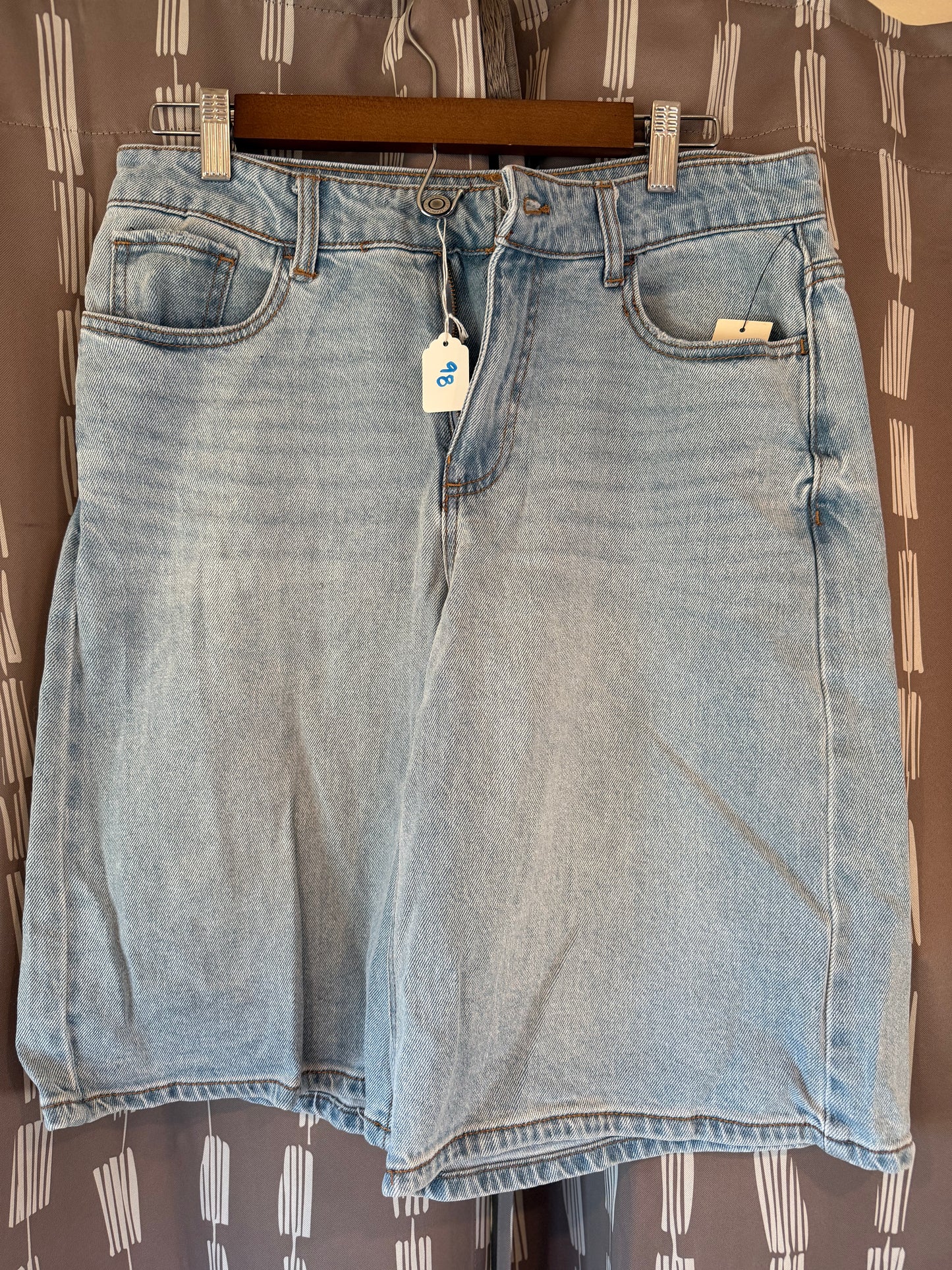 No Boundaries Baggy Jean Shorts-- sz 4